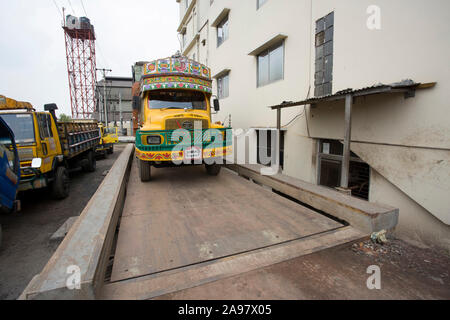 Pit Art Brückenwaage, ein Lkw, der gewogen werden direkt auf der Plattform einer Brückenwaage an Demra, Dhaka, Bangladesch. Stockfoto