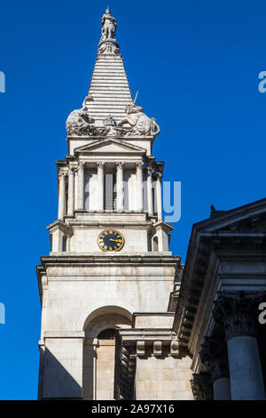 Ein Blick auf den Turm von St. Georges Bloomsbury in London, Großbritannien. Stockfoto