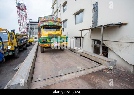 Pit Art Brückenwaage, ein Lkw, der gewogen werden direkt auf der Plattform einer Brückenwaage an Demra, Dhaka, Bangladesch. Stockfoto