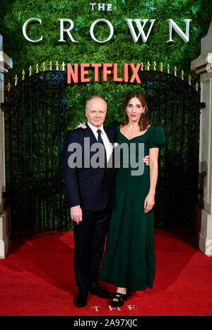 Jason Watkins (links) und Clara Francis ankommen für die Krone Jahreszeit drei Premiere im Curzon Mayfair, London. Stockfoto