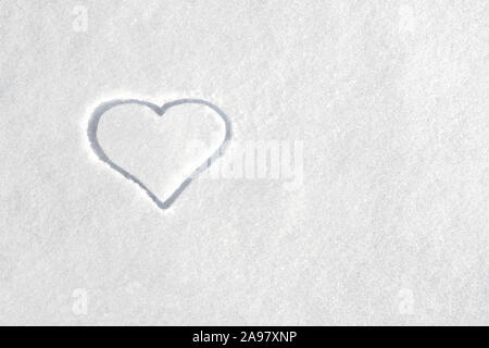 Symbol der Herz auf weißem Schnee Hintergrund. Symbol der Liebe auf weißem Hintergrund. Liebe Konzept. Kopieren Sie Platz. Symbol für das stärkste Gefühl der Liebe. Stockfoto
