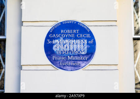 London, UK, 26. Februar 2019: Eine blaue Plakette auf Fitzroy Square in London, und markiert die Stelle, wo der ehemalige britische Premierminister Robert Gascoyne-C Stockfoto