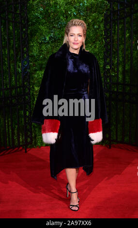 Gillian Anderson ankommen für die Krone Jahreszeit drei Premiere im Curzon Mayfair, London. Stockfoto