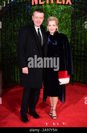 Peter Morgan und Gillian Anderson ankommen für die Krone Jahreszeit drei Premiere im Curzon Mayfair, London statt. Stockfoto