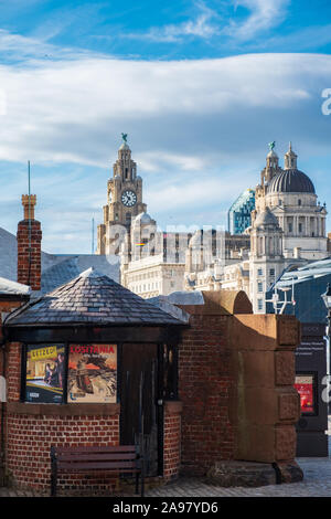 Liverpool, Großbritannien - 18 Juli, 2019: Schöne Gebäude rund um die Gewässer von Albert und Canning Docks in Liverpools renovierten Docklands Stockfoto