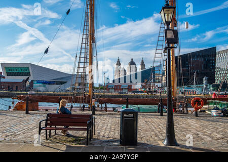 Liverpool, Großbritannien - 18 Juli, 2019: eine Frau genießt die Szene rund um die Gewässer des Canning Docks in Liverpools renovierten Docklands Stockfoto