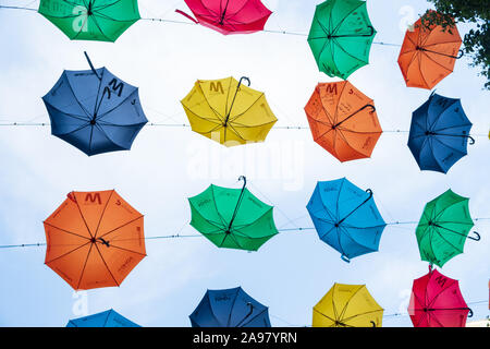 Liverpool, Großbritannien - 18 Juli 2019: Ausgesetzt, Sonnenschirme, Teil einer nächstenliebegeldbeschaffers für ADHD Bewusstsein in der Kirche Gasse, Liverpool, Großbritannien. Stockfoto