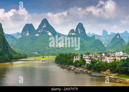 Karst Gebirgslandschaft auf dem Li-Fluss im ländlichen Guilin, Guangxi, China. Stockfoto
