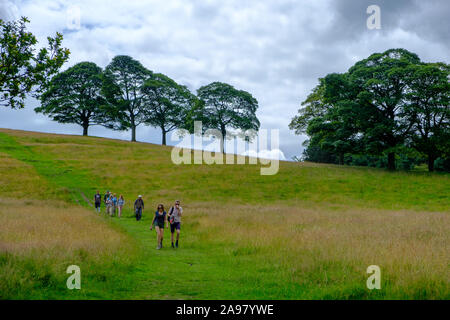 Stockport, Großbritannien - 21. Juli 2019: Menschen gehen Sie den Hügel in der Nähe von Lyme Park im Peak District in Großbritannien Stockfoto