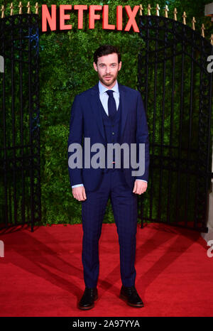 Harry Treadaway ankommen für die Krone Jahreszeit drei Premiere im Curzon Mayfair, London. Stockfoto