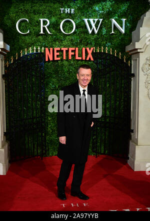 Peter Morgan ankommen für die Krone Jahreszeit drei Premiere im Curzon Mayfair, London statt. Stockfoto