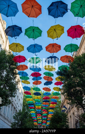 Liverpool, Großbritannien - 18 Juli 2019: Ausgesetzt, Sonnenschirme, Teil einer nächstenliebegeldbeschaffers für ADHD Bewusstsein in der Kirche Gasse, Liverpool, Großbritannien. Stockfoto