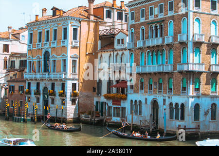 Venedig, Italien, 25. Mai 2019: Gondeln am Canale Grande in Italien Stockfoto