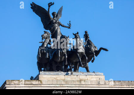 Die herrliche Skulptur auf der Oberseite des Wellington Arch in London, UK. Es ist die größte Bronze Skulptur in Europa und schildert ein Engel des Friedens bea Stockfoto