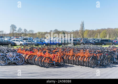 Fahrrad- und PKW-Parkplatz vor dem Park Keukenhof Eingang.: Keukenhof, Niederlande - 09 April, 2019 Stockfoto