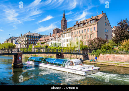 Eine tour Boot Kreuzfahrt auf dem Fluss Ill rund um den Grande Ile in Straßburg, Frankreich, wo Notre-Dame Kathedrale und der Altstadt entfernt sind Stockfoto