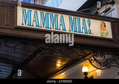 London, UK, 26. Februar 2019: Das Zeichen für Mamma Mia im Novello Theatre im West End, London, UK. Stockfoto