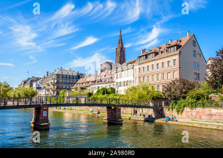 Der Grande Ile in Straßburg, Frankreich, wo das historische Viertel und der Kathedrale von Notre-Dame entfernt sind, mit dem abreuvoir Fußgängerbrücke auf der Ill Stockfoto