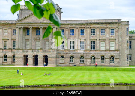 Stockport, Großbritannien - 21. Juli 2019: Lyme Hall historischen englischen Herrenhaus und Park in Cheshire, Großbritannien mit Menschen selbst in die gar genießen. Stockfoto