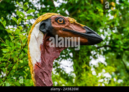 Das Gesicht eines gefälschten Elephant bird Statue, ausgestorbenen Tierart aus Madagaskar, prähistorische Vögel Stockfoto