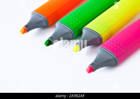 Verschiedene Textmarker in einer Reihe Stockfoto