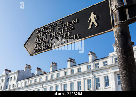 East Sussex, UK - 23. Februar 2019: Ein Fußgänger in der Küstenstadt Eastbourne, East Sussex, UK, zeigt die Richtung zu den lokalen Punkten des Stockfoto