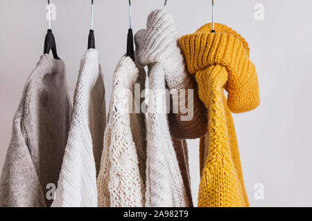 Warme gestrickte Pullover auf der Kleiderbügel. Stockfoto