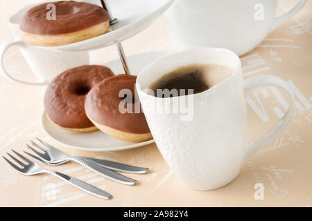 Schokolade Donuts und Kaffee Stockfoto