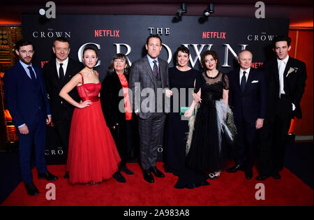 Harry Treadaway, Peter Morgan, Erin Doherty, Marion Bailey, Tobias Menzies, Olivia Colman, Helena Bonham Carter, Jason Watkins und Josh O'Connor ankommen für die Krone Jahreszeit drei Premiere im Curzon Mayfair, London. Stockfoto