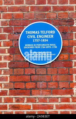 Eine blaue Plakette in Portsmouth Historic Dockyard erinnert an die Arbeit von Thomas Telford, der im Naval Dockyard in den 1780er Jahren gearbeitet. Stockfoto