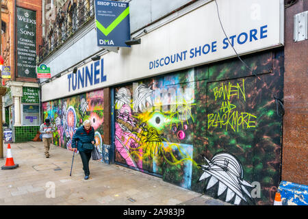 Graffiti Zusammenarbeit von Nathan Bowen und Harry Blackmore auf Leeren & zu lassen Tunnel Rabatt Schuhgeschäft in Bromley High Street. Stockfoto