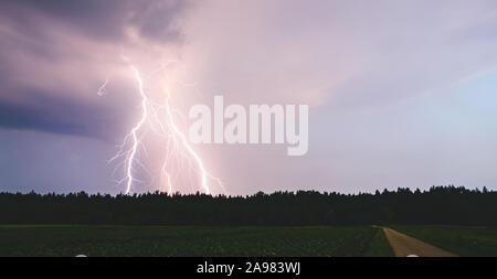 Dramatische Blitz bei Nacht über ländliche Gebiet. Landwirtschaft Felder. Stockfoto