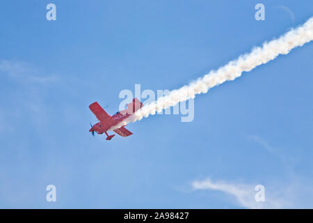 Stunt Pilot Sean Tucker in der Oracle Herausforderer, eine benutzerdefinierte Flugzeuge. Stockfoto