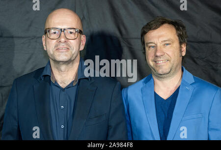 Berlin, Deutschland. 13 Nov, 2019. Regisseur Florian Koerner von gustorf (l) und Gregor Sander, Drehbuchautor, kommen nach der Berliner Premiere ihres Films "War gewesen". Credit: Christophe Kirschtorte/dpa/Alamy leben Nachrichten Stockfoto