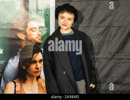 Berlin, Deutschland. 13 Nov, 2019. Lena Urzendowsky, Schauspielerin, kommt in die Berliner Premiere des Films "War wäre" von Regisseur Florian Koerner von gustorf. Credit: Christophe Kirschtorte/dpa/Alamy leben Nachrichten Stockfoto