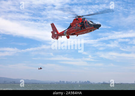 Ein paar von uns Küste Gaurd MH-65 Dolphin Helikopter schweben über der Bucht von San Francisco Stockfoto