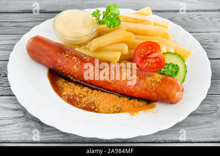 Deutsche Wurst und Pommes curry Stockfoto