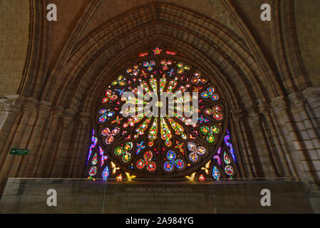 Rose Fenster Glasmalerei in der Basilika des Nationalen Gelübde (Basílica del Voto Nacional), Quito, Ecuador Stockfoto