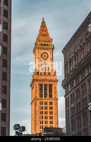 Custom House Tower bei Sonnenuntergang in Boston Financial District Stockfoto