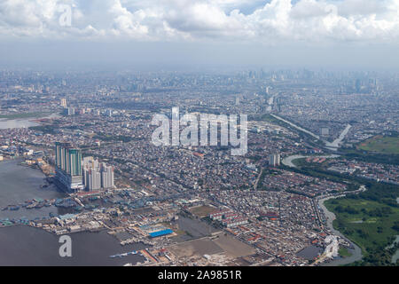 Luftaufnahme von Jakarta. Sunda Kelapa Hafen kann in der linken unteren Ecke gesehen werden. Einige Wolken sind an diesem Tag mit hoher Sichtbarkeit sichtbar. Die zentrale Stockfoto