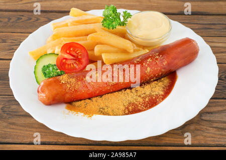 Deutsche Currywurst und Pommes Frites Stockfoto