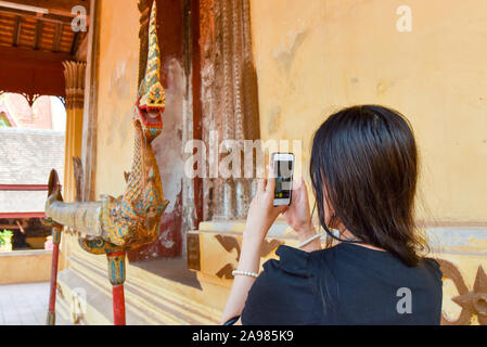 Tourist, Bilder mit Handy Sisaket Museum, Vientiane, Laos Stockfoto