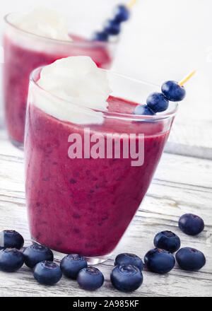 Gläser blueberry Smoothie Stockfoto