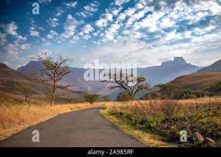 Eine Straße in das Amphitheater in der Drakensberge, Südafrika Stockfoto