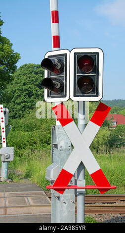 Bahnübergang mit Andreas Kreuz Stockfoto