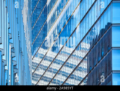Moderne Gebäude spiegelt sich in Glasfassaden, abstrakten architektonischen Hintergrund. Stockfoto