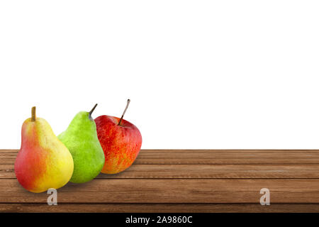 Äpfel und Birnen gegen Holz- Hintergrund Stockfoto