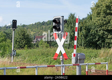 Bahnübergang mit Andreas Kreuz Stockfoto