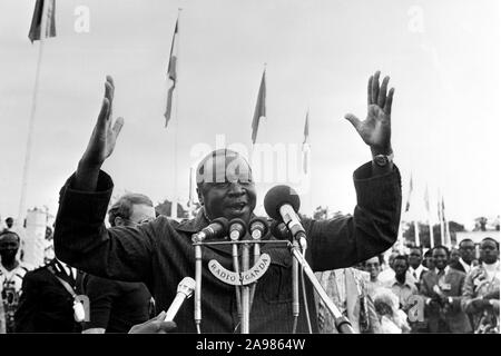 Präsident von Uganda Idi Amin Dada (C) Gesten bei der Adressierung der Medien am 28. Juli 1975 in Kampala während der Organisation für Afrikanische Einheit (OUA) Gipfel. Die Idi Amin Herrschaft des Terrors von 1971 dauerte, als er die Macht ergriff von Milton Obote, zum 13. April 1979, bei der Tansanischen Truppen und verbannt die Ugander stürmte Kampala und entfernt ihn von der Stromversorgung. Die selbsternannten Feldmarschall abgerechnet, dann im Exil in Saudi-Arabien. Während seiner Präsidentschaft gab es kontinuierliche Reports des weitverbreiteten Greueltaten. Stockfoto