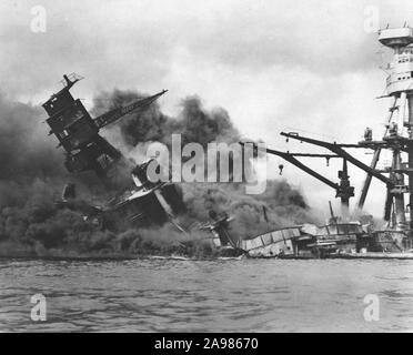 Schlachtschiff USS Arizona während der Schlacht von Pearl Harbor zu versinken, 7. Dezember 1941. Stockfoto